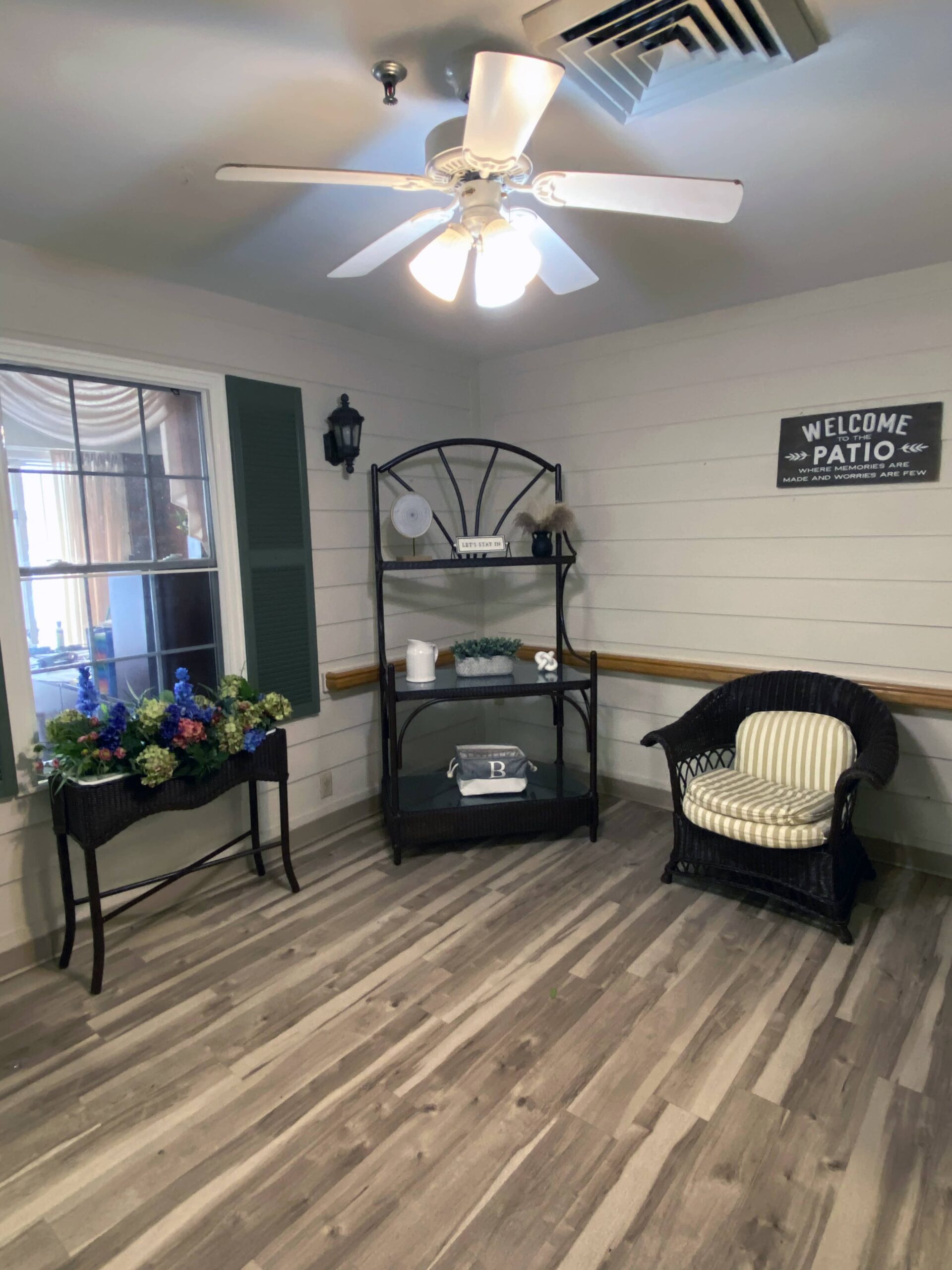 Brickyard Healthcare Brentwood Care Center decorated seating area